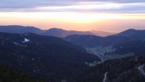 Dieses Bild zeigt eine Webcam-Aufnahme vom Achertal, aufgenommen am Samstag, den 04.04.2026 um 19:50 Uhr. Die Temperatur betrug 7.6°C.