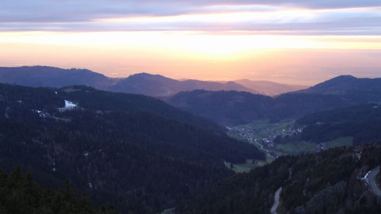 Dieses Bild zeigt eine Webcam-Aufnahme vom Achertal, aufgenommen am Samstag, den 04.04.2026 um 19:50 Uhr. Die Temperatur betrug 7.6°C.