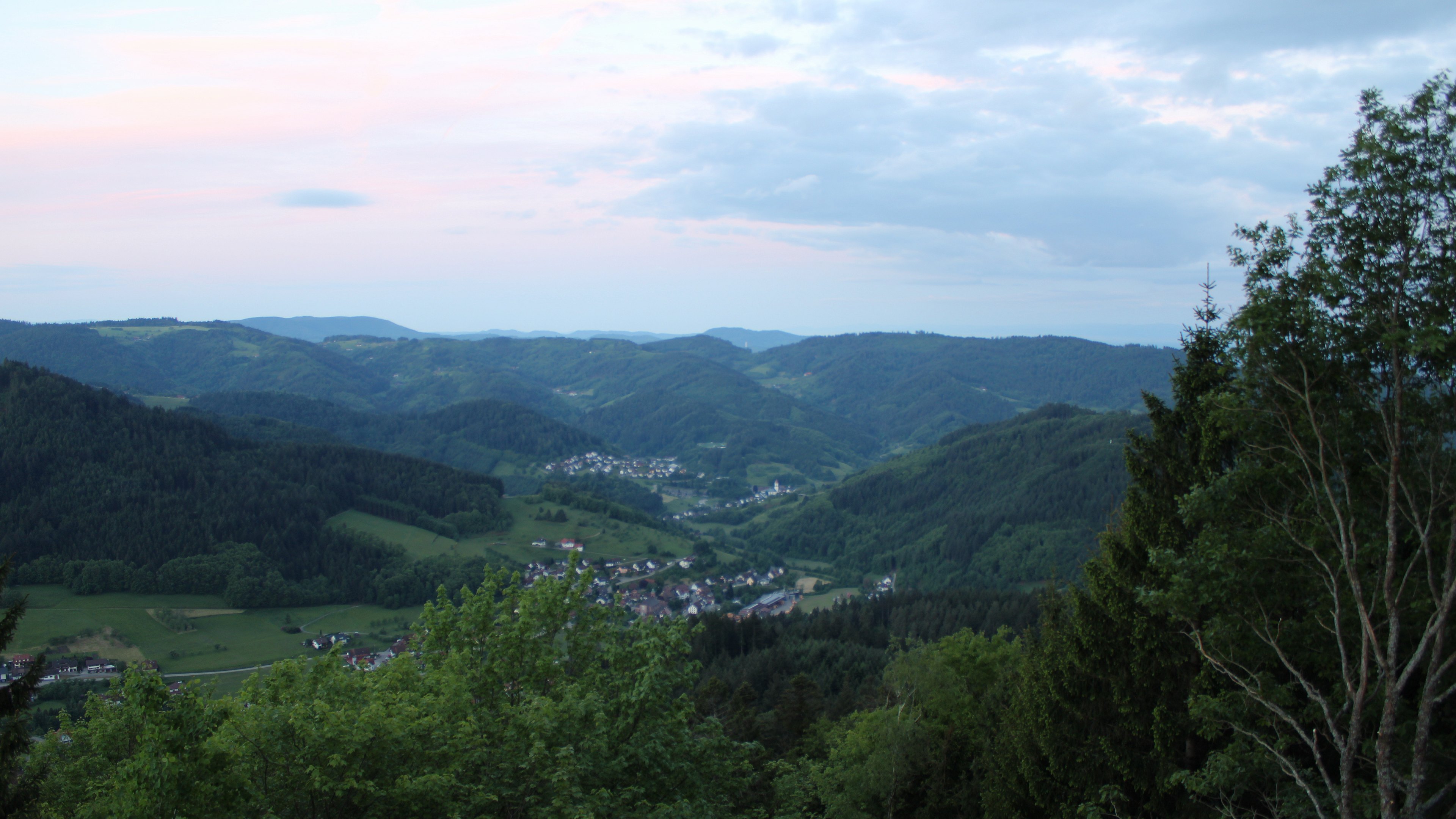 Dieses Bild zeigt eine Webcam-Aufnahme vom Achertal, aufgenommen am Sonntag, den 17.05.2026 um 05:40 Uhr. Die Temperatur betrug 5.6°C.