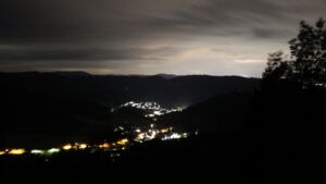Dieses Bild zeigt eine Webcam-Aufnahme vom Achertal, aufgenommen am Montag, den 27.07.2026 um 03:50 Uhr. Die Temperatur betrug 17.5°C.