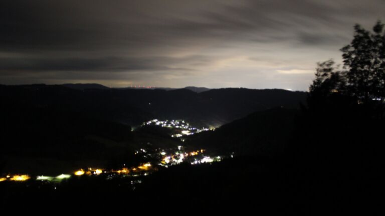 Dieses Bild zeigt eine Webcam-Aufnahme vom Achertal, aufgenommen am Montag, den 27.07.2026 um 03:50 Uhr. Die Temperatur betrug 17.5°C.