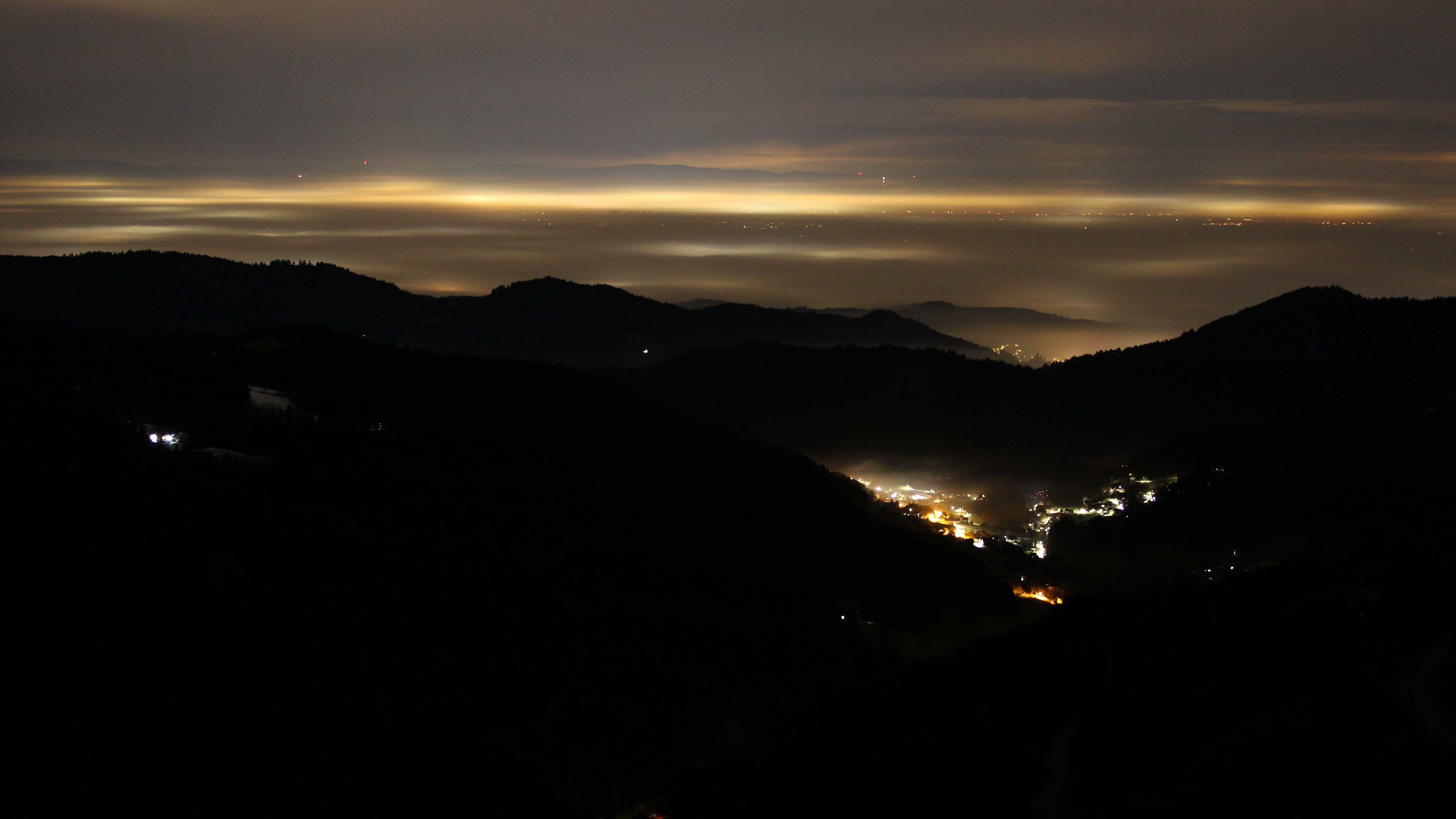 Dieses Bild zeigt eine Webcam-Aufnahme vom Achertal, aufgenommen am Donnerstag, den 05.02.2026 um 23:00 Uhr. Die Temperatur betrug 3.8°C.