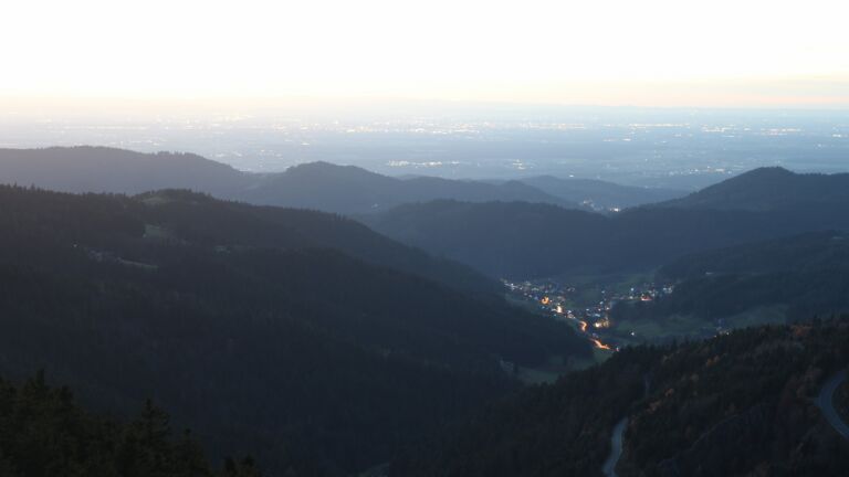 Dieses Bild zeigt eine Webcam-Aufnahme vom Achertal, aufgenommen am Dienstag, den 11.11.2025 um 17:30 Uhr. Die Temperatur betrug 7.2°C.