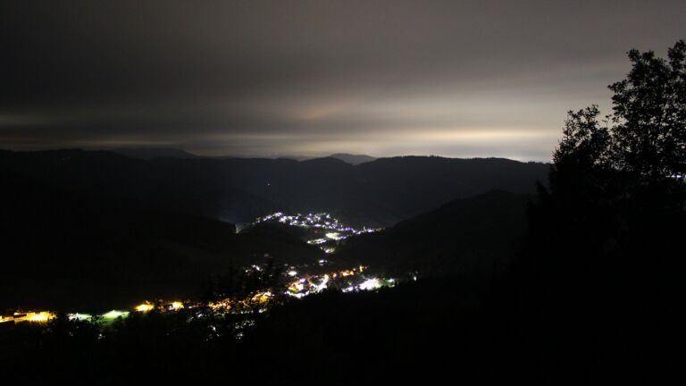 Dieses Bild zeigt eine Webcam-Aufnahme vom Achertal, aufgenommen am Samstag, den 17.10.2026 um 04:00 Uhr. Die Temperatur betrug 11.9°C.