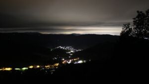 Dieses Bild zeigt eine Webcam-Aufnahme vom Achertal, aufgenommen am Samstag, den 10.10.2026 um 02:30 Uhr. Die Temperatur betrug 8.5°C.