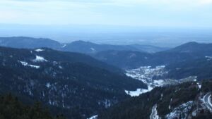 Dieses Bild zeigt eine Webcam-Aufnahme vom Achertal, aufgenommen am Dienstag, den 13.01.2026 um 17:00 Uhr. Die Temperatur betrug 6.6°C.