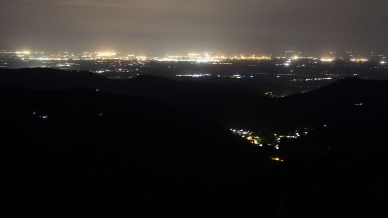 Dieses Bild zeigt eine Webcam-Aufnahme vom Achertal, aufgenommen am Samstag, den 03.05.2025 um 04:40 Uhr. Die Temperatur betrug 14.1°C.