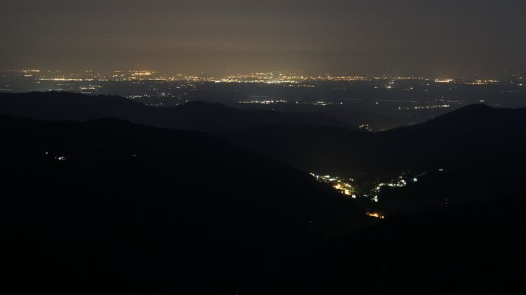 Dieses Bild zeigt eine Webcam-Aufnahme vom Achertal, aufgenommen am Freitag, den 13.06.2025 um 00:00 Uhr. Die Temperatur betrug 19.3°C.