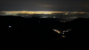 Dieses Bild zeigt eine Webcam-Aufnahme vom Achertal, aufgenommen am Sonntag, den 23.11.2025 um 03:30 Uhr. Die Temperatur betrug -4°C.