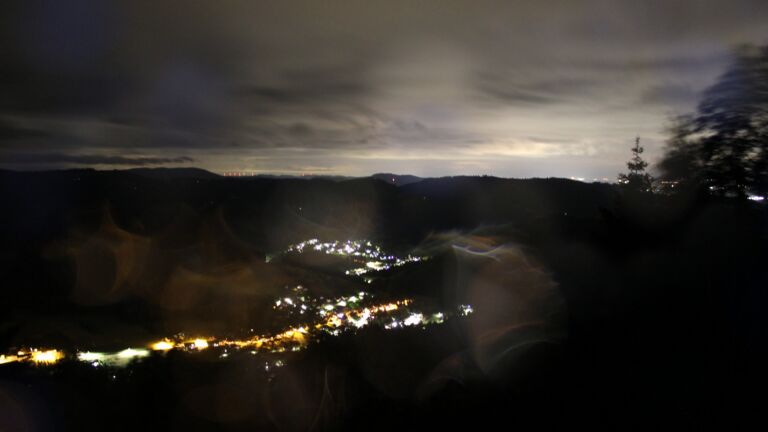 Dieses Bild zeigt eine Webcam-Aufnahme vom Achertal, aufgenommen am Freitag, den 05.06.2026 um 00:00 Uhr. Die Temperatur betrug 10.2°C.