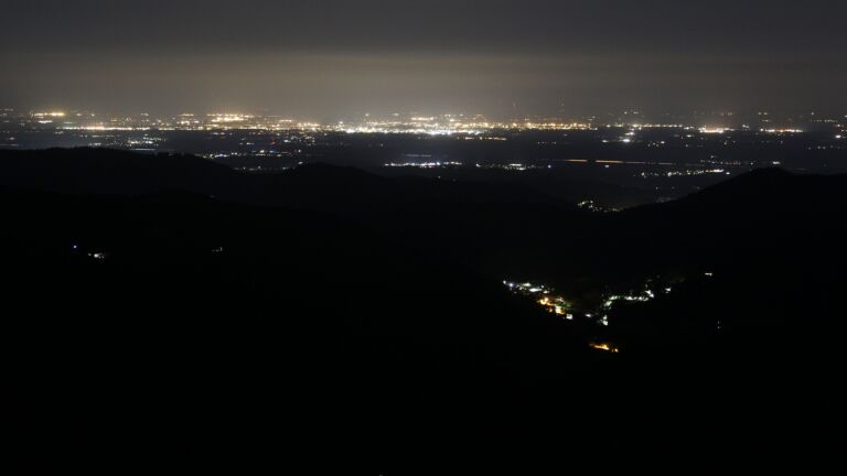 Dieses Bild zeigt eine Webcam-Aufnahme vom Achertal, aufgenommen am Freitag, den 20.06.2025 um 02:40 Uhr. Die Temperatur betrug 14.3°C.