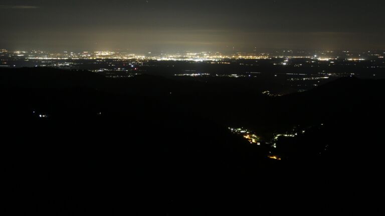 Dieses Bild zeigt eine Webcam-Aufnahme vom Achertal, aufgenommen am Sonntag, den 31.08.2025 um 02:30 Uhr. Die Temperatur betrug 11°C.