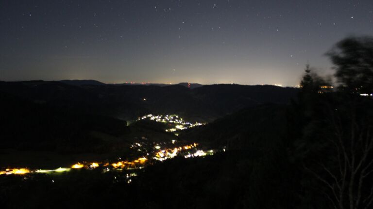 Dieses Bild zeigt eine Webcam-Aufnahme vom Achertal, aufgenommen am Sonntag, den 06.09.2026 um 04:30 Uhr. Die Temperatur betrug 14.6°C.