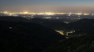 Dieses Bild zeigt eine Webcam-Aufnahme vom Achertal, aufgenommen am Mittwoch, den 29.04.2026 um 22:10 Uhr. Die Temperatur betrug 8.1°C.