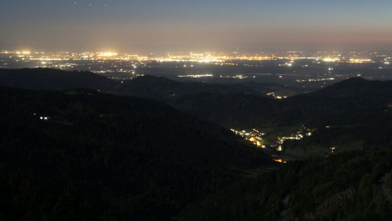 Dieses Bild zeigt eine Webcam-Aufnahme vom Achertal, aufgenommen am Mittwoch, den 29.04.2026 um 22:10 Uhr. Die Temperatur betrug 8.1°C.