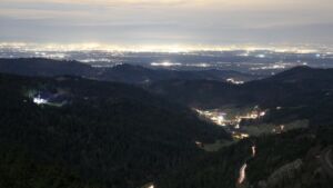 Dieses Bild zeigt eine Webcam-Aufnahme vom Achertal, aufgenommen am Dienstag, den 02.12.2025 um 19:00 Uhr. Die Temperatur betrug 4.5°C.