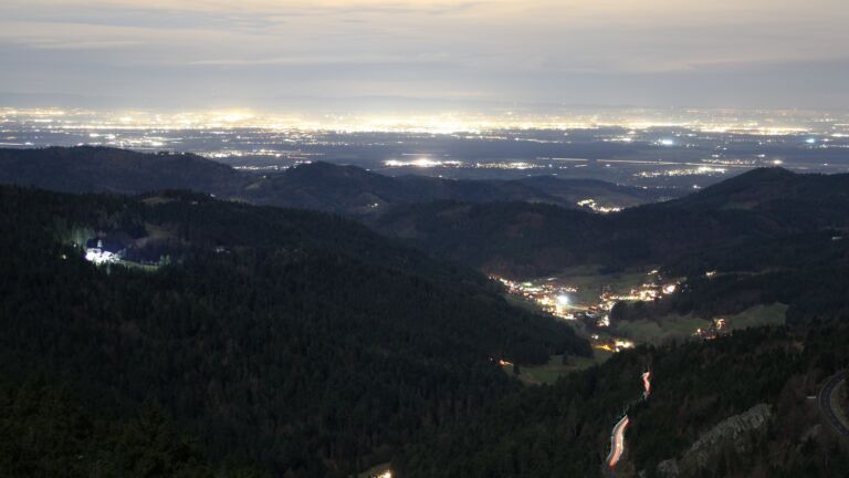 Dieses Bild zeigt eine Webcam-Aufnahme vom Achertal, aufgenommen am Dienstag, den 02.12.2025 um 19:00 Uhr. Die Temperatur betrug 4.5°C.