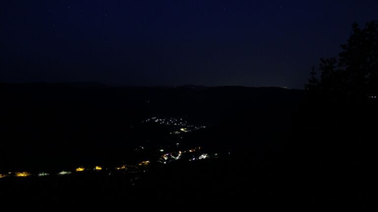 Dieses Bild zeigt eine Webcam-Aufnahme vom Achertal, aufgenommen am Montag, den 22.06.2026 um 03:50 Uhr. Die Temperatur betrug 25°C.