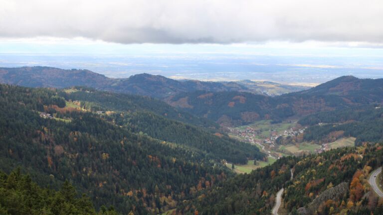 Dieses Bild zeigt eine Webcam-Aufnahme vom Achertal, aufgenommen am Dienstag, den 28.10.2025 um 14:10 Uhr. Die Temperatur betrug 6.4°C.