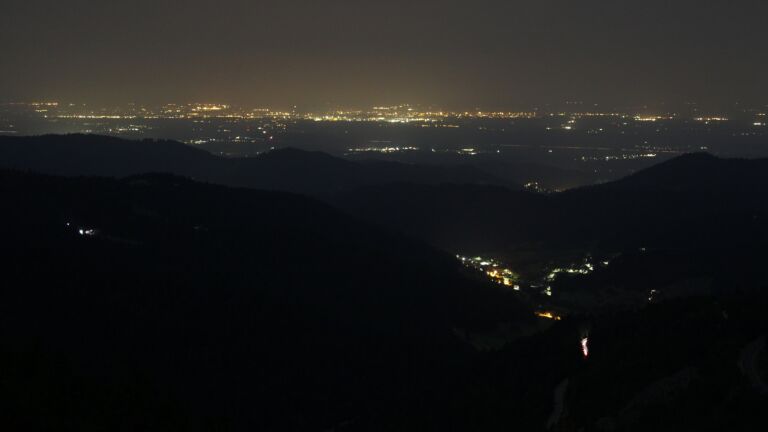 Dieses Bild zeigt eine Webcam-Aufnahme vom Achertal, aufgenommen am Samstag, den 16.08.2025 um 04:40 Uhr. Die Temperatur betrug 20.4°C.