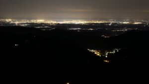 Dieses Bild zeigt eine Webcam-Aufnahme vom Achertal, aufgenommen am Samstag, den 04.04.2026 um 23:30 Uhr. Die Temperatur betrug 8.8°C.