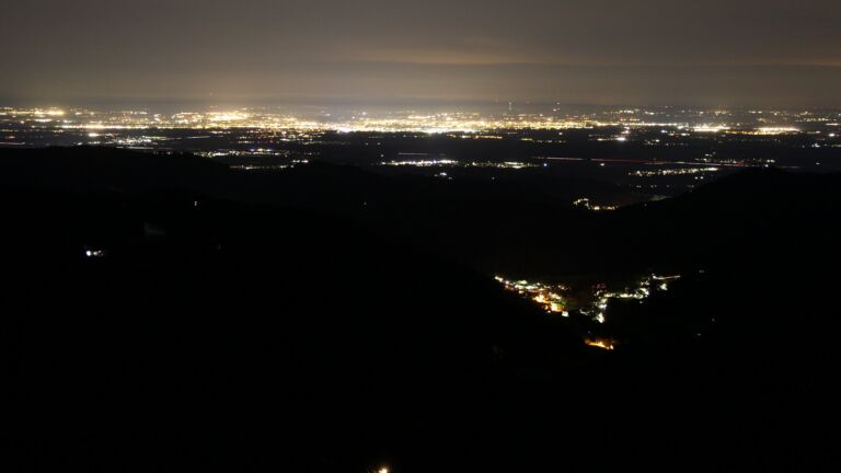 Dieses Bild zeigt eine Webcam-Aufnahme vom Achertal, aufgenommen am Samstag, den 04.04.2026 um 23:30 Uhr. Die Temperatur betrug 8.8°C.