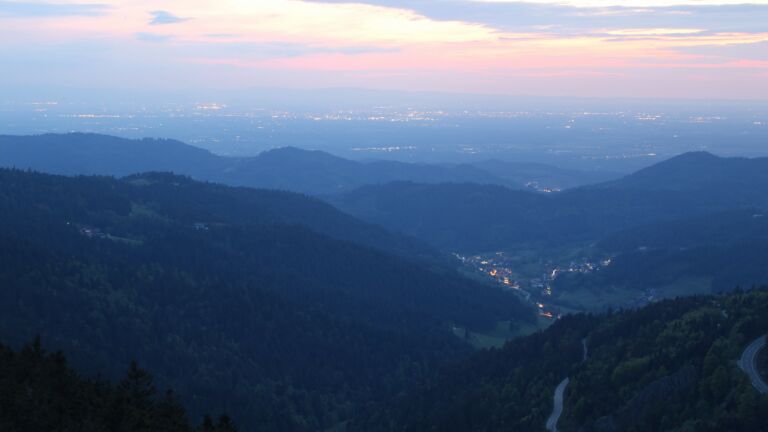 Dieses Bild zeigt eine Webcam-Aufnahme vom Achertal, aufgenommen am Donnerstag, den 08.05.2025 um 21:30 Uhr. Die Temperatur betrug 5.2°C.