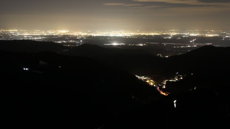 Dieses Bild zeigt eine Webcam-Aufnahme vom Achertal, aufgenommen am Freitag, den 16.01.2026 um 06:10 Uhr. Die Temperatur betrug 4.9°C.