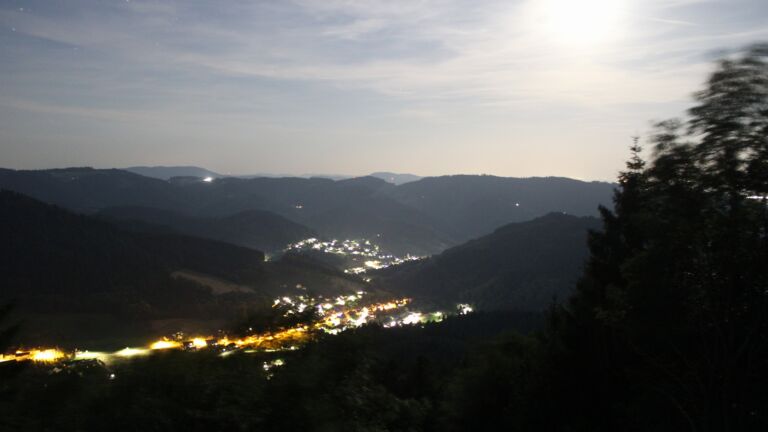 Dieses Bild zeigt eine Webcam-Aufnahme vom Achertal, aufgenommen am Montag, den 22.06.2026 um 23:50 Uhr. Die Temperatur betrug 25.4°C.