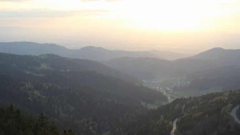 Dieses Bild zeigt eine Webcam-Aufnahme vom Achertal, aufgenommen am Samstag, den 18.04.2026 um 19:50 Uhr. Die Temperatur betrug 12.9°C.