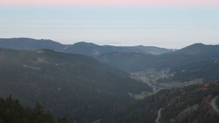 Dieses Bild zeigt eine Webcam-Aufnahme vom Achertal, aufgenommen am Montag, den 10.11.2025 um 07:20 Uhr. Die Temperatur betrug 3.3°C.