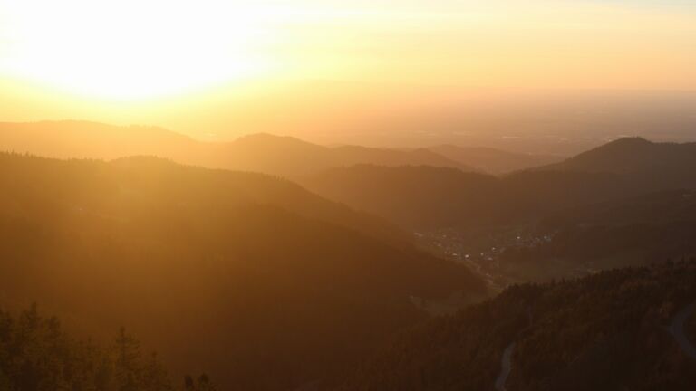 Dieses Bild zeigt eine Webcam-Aufnahme vom Achertal, aufgenommen am Donnerstag, den 12.03.2026 um 18:10 Uhr. Die Temperatur betrug 5.1°C.