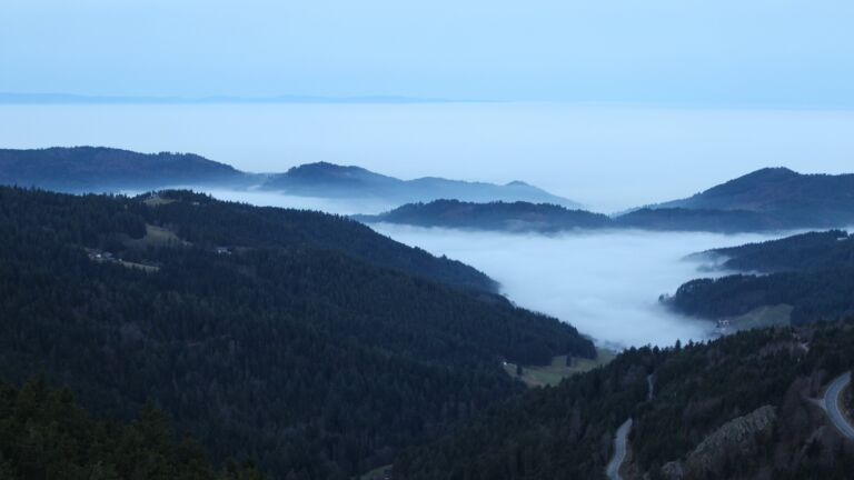 Dieses Bild zeigt eine Webcam-Aufnahme vom Achertal, aufgenommen am Dienstag, den 16.12.2025 um 08:10 Uhr. Die Temperatur betrug 8.2°C.