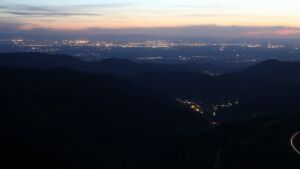 Dieses Bild zeigt eine Webcam-Aufnahme vom Achertal, aufgenommen am Samstag, den 25.04.2026 um 21:30 Uhr. Die Temperatur betrug 12.1°C.