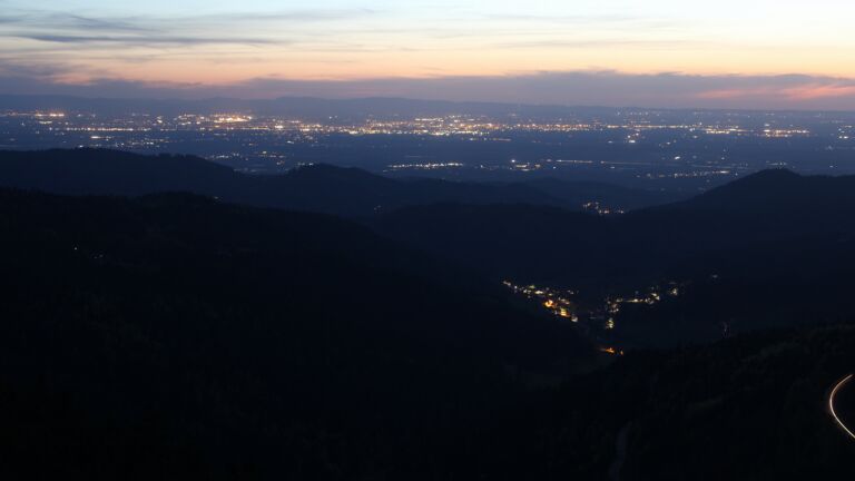 Dieses Bild zeigt eine Webcam-Aufnahme vom Achertal, aufgenommen am Samstag, den 25.04.2026 um 21:30 Uhr. Die Temperatur betrug 12.1°C.