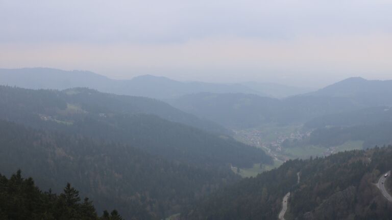 Dieses Bild zeigt eine Webcam-Aufnahme vom Achertal, aufgenommen am Dienstag, den 14.04.2026 um 17:20 Uhr. Die Temperatur betrug 4.8°C.