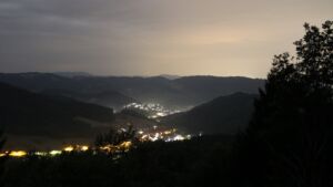 Dieses Bild zeigt eine Webcam-Aufnahme vom Achertal, aufgenommen am Samstag, den 01.08.2026 um 01:30 Uhr. Die Temperatur betrug 18.8°C.