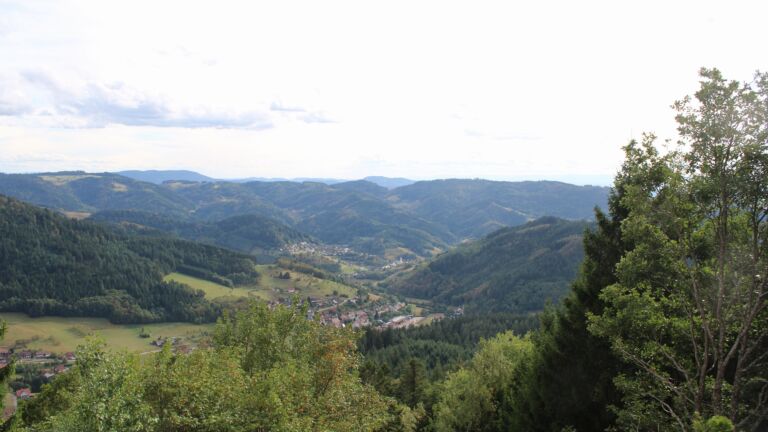 Dieses Bild zeigt eine Webcam-Aufnahme vom Achertal, aufgenommen am Freitag, den 28.08.2026 um 17:50 Uhr. Die Temperatur betrug 21.2°C.