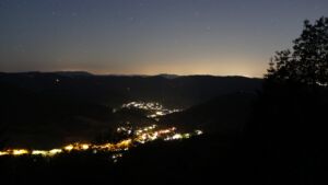 Dieses Bild zeigt eine Webcam-Aufnahme vom Achertal, aufgenommen am Mittwoch, den 17.06.2026 um 23:30 Uhr. Die Temperatur betrug 21.8°C.