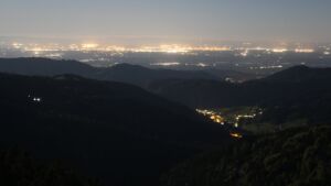 Dieses Bild zeigt eine Webcam-Aufnahme vom Achertal, aufgenommen am Freitag, den 01.05.2026 um 03:50 Uhr. Die Temperatur betrug 4.6°C.