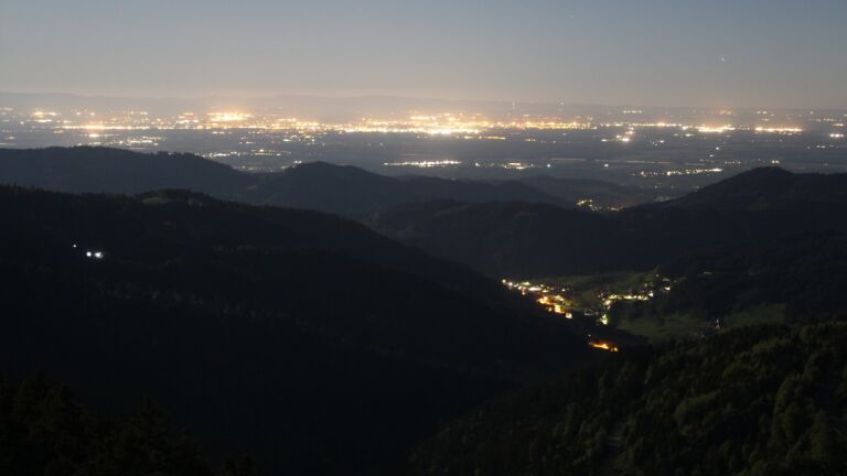 Dieses Bild zeigt eine Webcam-Aufnahme vom Achertal, aufgenommen am Freitag, den 01.05.2026 um 03:50 Uhr. Die Temperatur betrug 4.6°C.