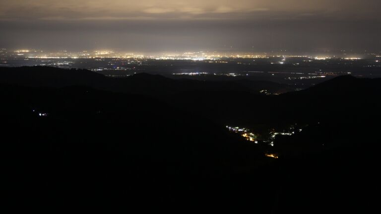 Dieses Bild zeigt eine Webcam-Aufnahme vom Achertal, aufgenommen am Montag, den 20.10.2025 um 01:30 Uhr. Die Temperatur betrug 10.9°C.