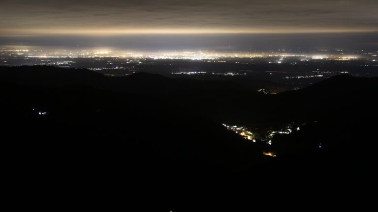 Dieses Bild zeigt eine Webcam-Aufnahme vom Achertal, aufgenommen am Freitag, den 17.10.2025 um 00:00 Uhr. Die Temperatur betrug 4.9°C.
