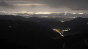 Dieses Bild zeigt eine Webcam-Aufnahme vom Achertal, aufgenommen am Samstag, den 28.02.2026 um 21:00 Uhr. Die Temperatur betrug 3.1°C.