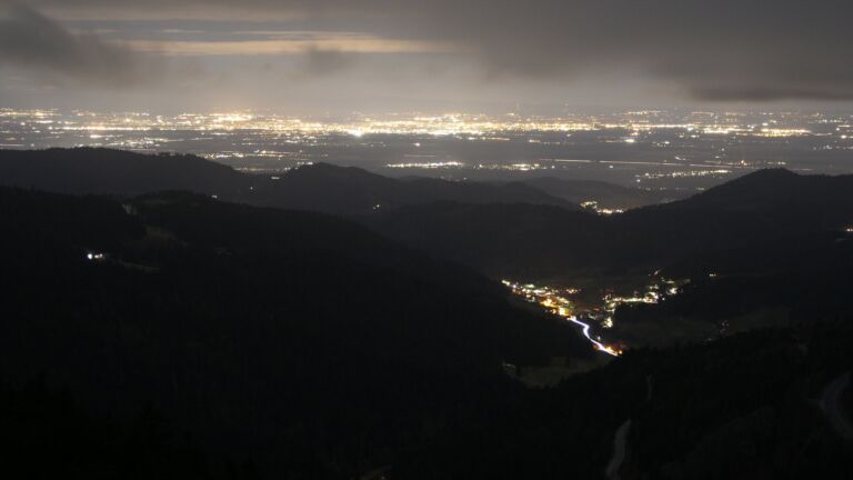 Dieses Bild zeigt eine Webcam-Aufnahme vom Achertal, aufgenommen am Samstag, den 28.02.2026 um 21:00 Uhr. Die Temperatur betrug 3.1°C.