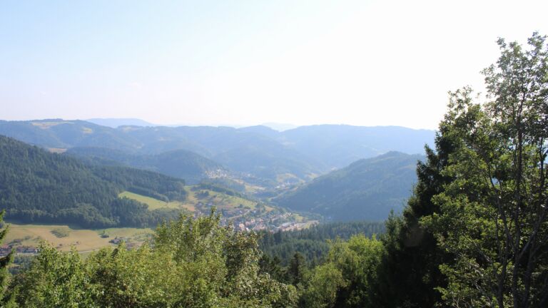Dieses Bild zeigt eine Webcam-Aufnahme vom Achertal, aufgenommen am Samstag, den 01.08.2026 um 18:00 Uhr. Die Temperatur betrug 30°C.