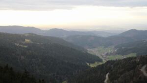 Dieses Bild zeigt eine Webcam-Aufnahme vom Achertal, aufgenommen am Dienstag, den 17.03.2026 um 17:30 Uhr. Die Temperatur betrug 4°C.