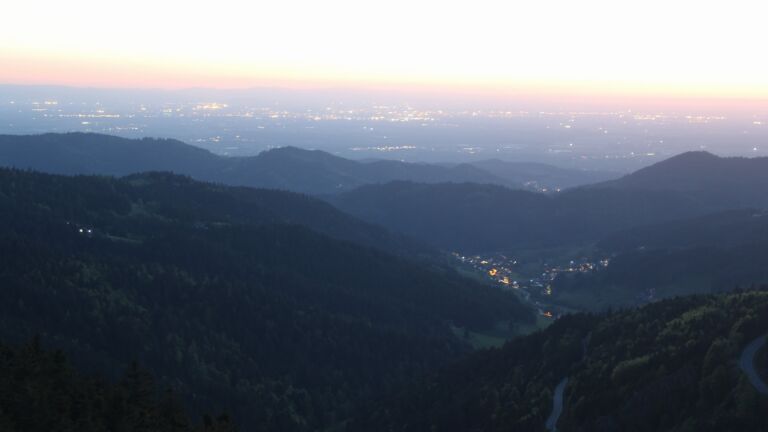 Dieses Bild zeigt eine Webcam-Aufnahme vom Achertal, aufgenommen am Mittwoch, den 29.04.2026 um 21:20 Uhr. Die Temperatur betrug 8.7°C.