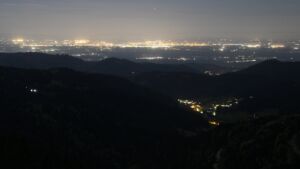 Dieses Bild zeigt eine Webcam-Aufnahme vom Achertal, aufgenommen am Sonntag, den 26.04.2026 um 01:00 Uhr. Die Temperatur betrug 10.4°C.