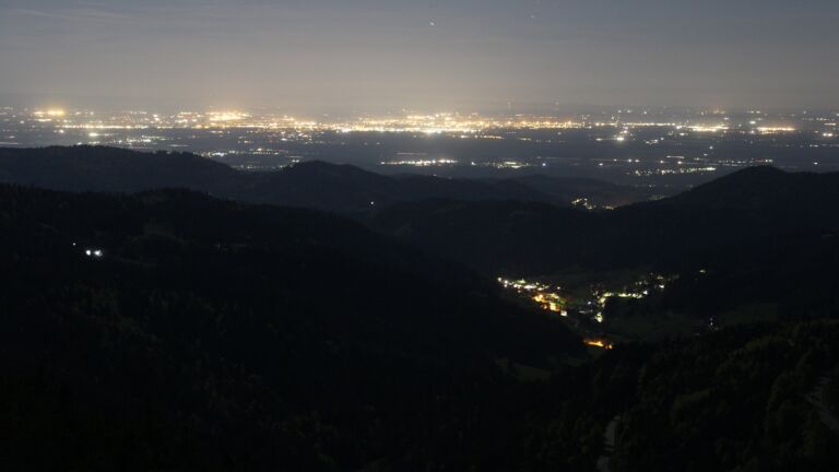 Dieses Bild zeigt eine Webcam-Aufnahme vom Achertal, aufgenommen am Sonntag, den 26.04.2026 um 01:00 Uhr. Die Temperatur betrug 10.4°C.